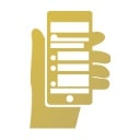 携帯を握りしめている画像