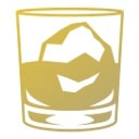 氷と飲み物が入ったグラス