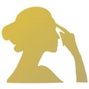 女性がおでこに手を当てている画像